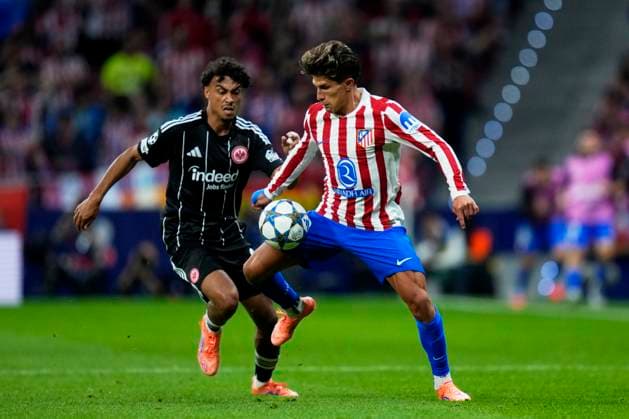 ESP: Atletico de Madrid - Eintracth Frankfurt. UEFA Champions League. Matchday 2. Giuliano Simeone of Atletico de Madrid and Nathaniel Brown of Eintracht Frankfurt during the UEFA Champions League match, between Atletico de Madrid and Eintracth Frankfurt, matchday 2, played at Riyadh Air Mertropolitano Stadium on September 30, 2025 in Madrid, Spain. kpng Copyright: xCesarxCebollax xPRESSINx PS_250930_ATM_EIN_2526_085