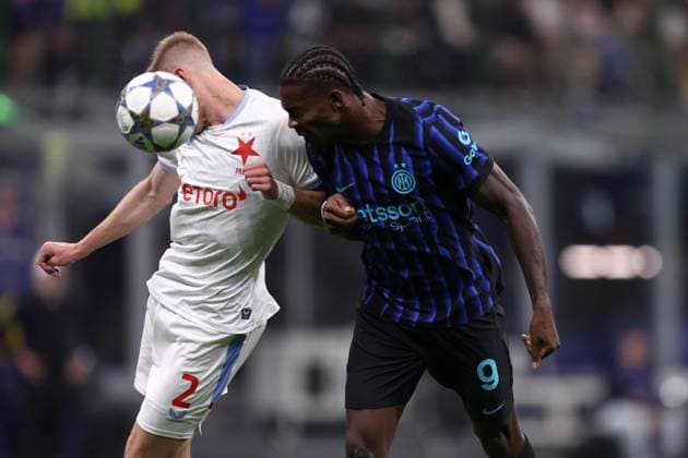 FC Internazionale - Sk Slavia Praha - UEFA Champions League 2025 26 League Phase MD2 Marcus Thuram of Fc Internazionale and Stepan Chaloupek of SK Slavia Praha battle for the ball during the UEFA Champions League Phase MD2 match between FC Internazionale and Sk Slavia Praha at Stadio Giuseppe Meazza (San Siro) on September 30 2025 in Milan, Italy . Milano Stadio Giuseppe Meazza Italy Copyright: xMarcoxCanonierox