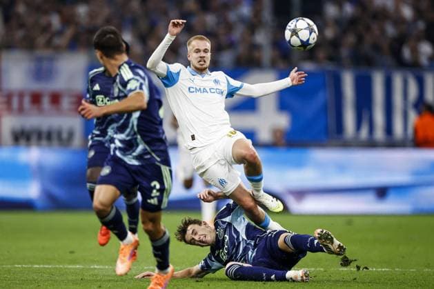 MARSEILLE - (l-r) Arthur Vermeeren of Olympique Marseille, Youri Baas of Ajax during the UEFA Champions League match between Olympique Marseille and Ajax at the Stade Velodrome on September 30, 2025, in Marseille, France. ANP MAURICE VAN STEEN xVIxANPxSportx xxANPxIVx 537976917 originalFilename: 537976917.jpg