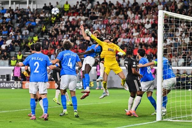UEFA Champions League Paphos FC FC Bayern München 30 09 2025 Neofytos MICHAIL Paphos FC 93 is on the ball in front of Harry KANE FC Bayern Muenchen 9 at a Bayern corner kick UEFA Champions League Paphos FC FC Bayern München Alphamega Stadium on 30 09 2025 Copyright: xBEAUTIFULxSPORTS Goldbergx