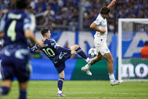 MARSEILLE - (l-r) Oscar Gloukh of Ajax, Matt O Riley of Olympique Marseille during the UEFA Champions League match between Olympique Marseille and Ajax at the Stade Velodrome on September 30, 2025, in Marseille, France. ANP MAURICE VAN STEEN xVIxANPxSportx xxANPxIVx 537977110 originalFilename: 537977110.jpg