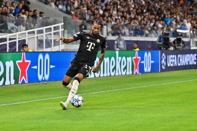 UEFA Champions League Paphos FC FC Bayern München 30 09 2025 on the ball Michael OLISE FC Bayern Muenchen 17 single photo cropped UEFA Champions League Paphos FC FC Bayern München Alphamega Stadium on 30 09 2025 Copyright: xBEAUTIFULxSPORTS Goldbergx