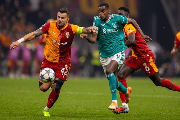 Football - UEFA Champions League - League Phase - Galatasaray A.Åž v Liverpool FC ISTANBUL, TURKEY - Tuesday, September 30, 2025: Liverpool s Alexander Isak challenges Galatasaray s captain Abdülkerim BardakcÄ± during the UEFA Champions League match between Galatasaray A.Åž. and Liverpool FC at the Ali Sami Yen Stadium. (Photo by David Rawcliffe Propaganda) ISTANBUL Ali Sami Yen Stadium MARMARA TURKEY  Copyright: xDavidxRawcliffex P2025-09-30-Galatasaray_Liverpool-84