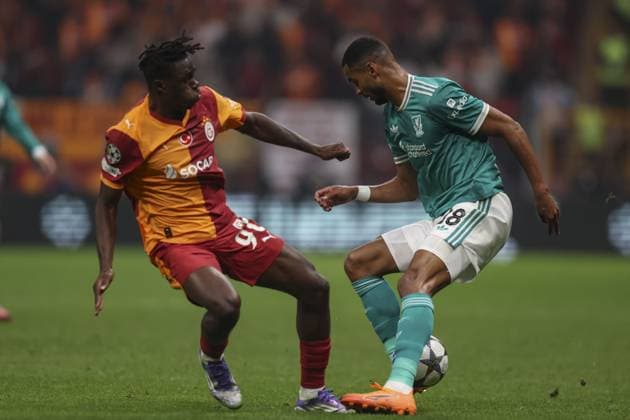 Wilfred Singo (L) and Cody Gakpo during group phase match between Galatasaray and Liverpool in Istanbul, Turkiye, 30 September 2025. ( Copyright: BerkxOzkanx-xDepoxPhotos 18846369