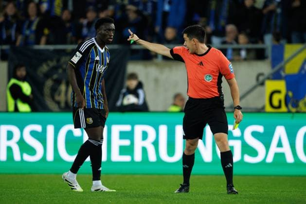 Abdoulaye Kamara 1 FC Saarbruecken and referee Nico Fuchs Bergisch Gladbach , 1 FC Saarbruecken vs MSV Duisburg Football, 3 Bundesliga, 9 Matchday, Season 2025 2026, 30 09 2025 DFB regulations prohibit any use of photographs as image sequences and or quasi video 1 FC Saarbruecken vs MSV Duisburg Football, 3 Bundesliga, 9 Matchday, Season 2025 2026, 30 09 2025 Copyright: xEibner-Pressefoto AlexanderxNeisx EP_ANS