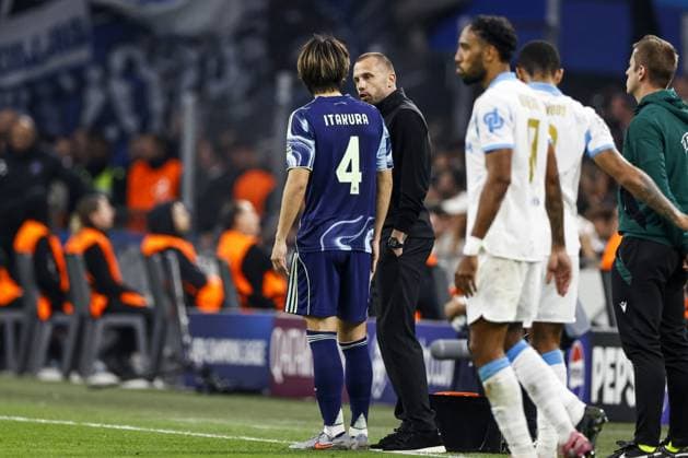 MARSEILLE (l-r) Ko Itakura of Ajax, Ajax coach Johnny Heitinga during the UEFA Champions League match between Olympique Marseille and Ajax at the Stade Velodrome on September 30, 2025, in Marseille, France. ANP MAURICE VAN STEEN xVIxANPxSportx xxANPxIVx 537977584 originalFilename: 537977584.jpg
