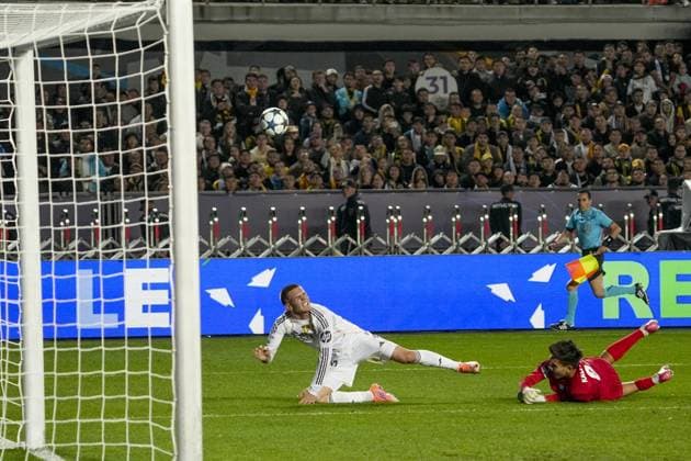 Kairat Almaty v Real Madrid - UEFA Champions League ALMATY, KAZAKHSTAN - SEPTEMBER 30: Real Madrid’s Franco Mastantuono battles for the ball with Kairat Almaty Sherkhan Kalmurza during the UEFA Champions League group stage match between Kairat Almaty and Real Madrid at Almaty Ortalyk Stadion in Almaty, Kazakhstan on September 30, 2025. Turar Kazangapov Anadolu Almaty Kazakhstan. Editorial use only. Please get in touch for any other usage.  Copyright: x2025xAnadoluxTurarxKazangapovx