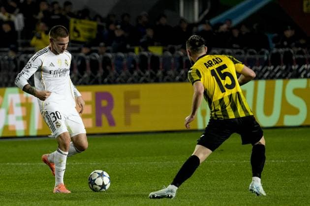 Kairat Almaty v Real Madrid - UEFA Champions League ALMATY, KAZAKHSTAN - SEPTEMBER 30: Real Madrid’s Franco Mastantuono (30) battles for the ball with Kairat Almaty Ofri Arad (15) during the UEFA Champions League group stage match between Kairat Almaty and Real Madrid at Almaty Ortalyk Stadion in Almaty, Kazakhstan on September 30, 2025. Turar Kazangapov Anadolu Almaty Kazakhstan. Editorial use only. Please get in touch for any other usage.  Copyright: x2025xAnadoluxTurarxKazangapovx