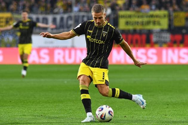 Lukas Scepanik Alemannia Aachen, 7 on the ball, game scene, cropped image, full body, single image, action, action , 30 09 2025, Aachen Germany , Football, 3 Liga, TSV Alemannia Aachen FC Erzgebirge Aue, Football, 3 Liga, TSV Alemannia Aachen FC Erzgebirge Aue, DFB DFL REGULATIONS PROHIBIT ANY USE OF PHOTOGRAPHS AS IMAGE SEQUENCES AND OR QUASI VIDEO xmhx