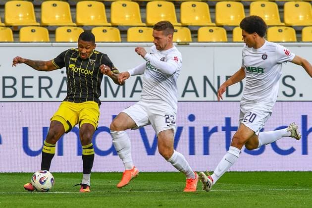 v li Florian Heister Alemannia Aachen, 19 , Anthony Barylla Erzgebirge Aue, 23 , duel, duel, tackle, tackling, dynamics, action, action, 30 09 2025, Aachen Germany , Soccer, 3 Liga, TSV Alemannia Aachen FC Erzgebirge Aue, Football, 3 Liga, TSV Alemannia Aachen FC Erzgebirge Aue, DFB DFL REGULATIONS PROHIBIT ANY USE OF PHOTOGRAPHS AS IMAGE SEQUENCES AND OR QUASI VIDEO xmhx