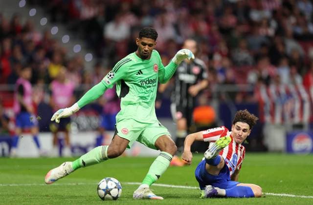 30 09 2025, Football UEFA Champions League, Atletico Madrid Eintracht Frankfurt, v l , Goalkeeper Kaua Kaua Morais Vieira Dos Santos Eintracht Frankfurt , Julian Alvarez Atletico Madrid DFL DFB REGULATIONS PROHIBIT ANY USE OF PHOTOGRAPHS AS IMAGE SEQUENCES AND OR QUASI VIDEO xdcx Copyright: HMBxMedia Claus