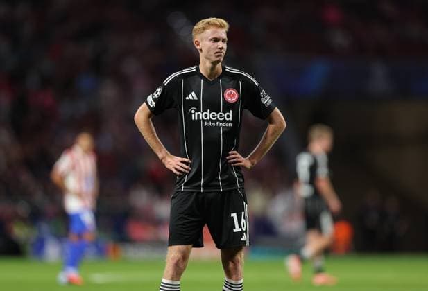 30 09 2025, Football UEFA Champions League, Atletico Madrid Eintracht Frankfurt, v l , Hugo Larsson Eintracht Frankfurt enttaeuscht, enttaeuscht schauend, dissapointed, traurig, frustiert, frust, gefrustet DFLB DFB REGULATIONS PROHIBIT ANY USE OF PHOTOGRAPHS AS IMAGE SEQUENCES AND OR QUASI VIDEO xdcx Copyright: HMBxMedia Claus