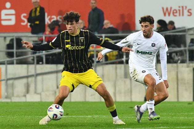 v li Faton Ademi Alemannia Aachen, 36 , Luan Simnica Erzgebirge Aue, 5 , duel, duel, tackle, tackling, dynamic, action, action, 30 09 2025, Aachen Germany , Football, 3 Liga, TSV Alemannia Aachen FC Erzgebirge Aue, Football, 3 Liga, TSV Alemannia Aachen FC Erzgebirge Aue, DFB DFL REGULATIONS PROHIBIT ANY USE OF PHOTOGRAPHS AS IMAGE SEQUENCES AND OR QUASI VIDEO xmhx