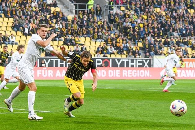 v li Pascal Fallmann Erzgebirge Aue, 17 , Bentley Baxter Bahn Alemannia Aachen, 8 , Foul, Foul play, 30 09 2025, Aachen Germany , Football, 3 Liga, TSV Alemannia Aachen FC Erzgebirge Aue, Football, 3 Liga, TSV Alemannia Aachen FC Erzgebirge Aue, DFB DFL REGULATIONS PROHIBIT ANY USE OF PHOTOGRAPHS AS IMAGE SEQUENCES AND OR QUASI VIDEO xmhx