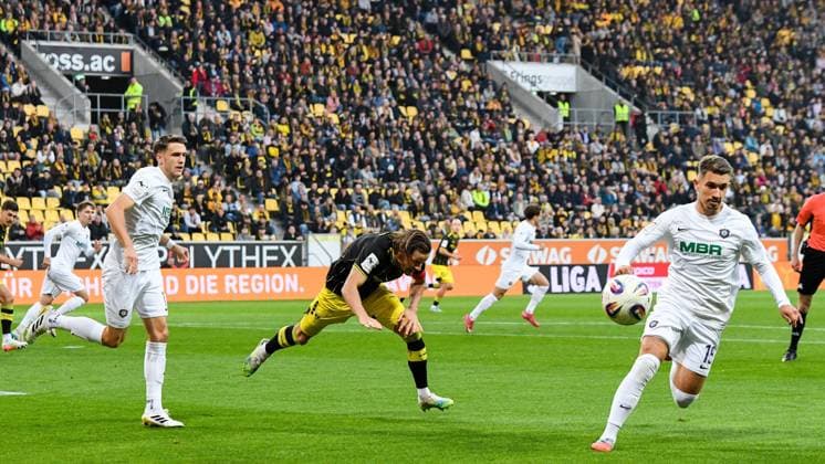 v li Pascal Fallmann Erzgebirge Aue, 17 , Bentley Baxter Bahn Alemannia Aachen, 8 , Julian Guttau Erzgebirge Aue, 19 , Dreikampf, Duell, duel, tackle, tackling, Dynamik, Action, Aktion, 30 09 2025, Aachen Germany , Football, 3 Liga, TSV Alemannia Aachen FC Erzgebirge Aue, Football, 3 Liga, TSV Alemannia Aachen FC Erzgebirge Aue, DFB DFL REGULATIONS PROHIBIT ANY USE OF PHOTOGRAPHS AS IMAGE SEQUENCES AND OR QUASI VIDEO xmhx