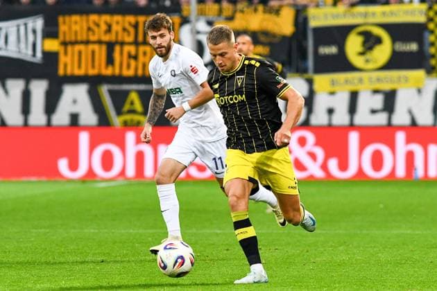 v li Eric Uhlmann Erzgebirge Aue, 11 , Lukas Scepanik Alemannia Aachen, 7 , duel, duel, tackle, tackling, dynamics, action, 30 09 2025, Aachen Germany , Football, 3 Liga, TSV Alemannia Aachen FC Erzgebirge Aue, Football, 3 Liga, TSV Alemannia Aachen FC Erzgebirge Aue, DFB DFL REGULATIONS PROHIBIT ANY USE OF PHOTOGRAPHS AS IMAGE SEQUENCES AND OR QUASI VIDEO xmhx