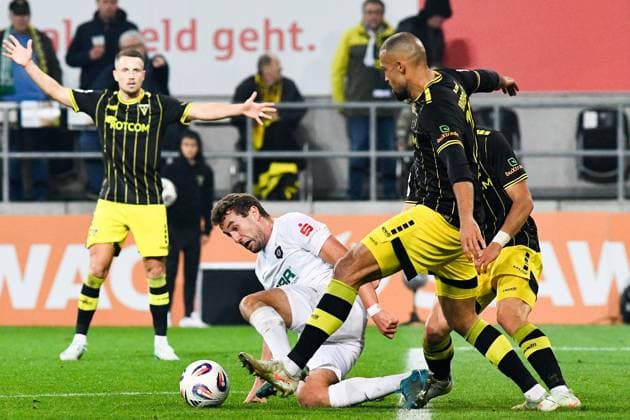 v li Julian Günther Schmidt Erzgebirge Aue, 10 , Lamar Yarbrough Alemannia Aachen, 25 , duel, duel, tackle, tackling, dynamics, action, 30 09 2025, Aachen Germany , Soccer, 3 Liga, TSV Alemannia Aachen FC Erzgebirge Aue, Football, 3 Liga, TSV Alemannia Aachen FC Erzgebirge Aue, DFB DFL REGULATIONS PROHIBIT ANY USE OF PHOTOGRAPHS AS IMAGE SEQUENCES AND OR QUASI VIDEO xmhx