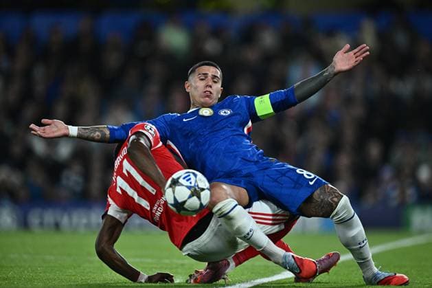 GB, London - 30 September 2025: Dodi Lukebakio of S.L. Benfica and Enzo Fernandez of Chelsea F.C. battle for a ball during the match between Chelsea FC and S.L. Benfica in UEFA Champions League 2025 26 League Phase MD2 at Stamford Bridge stadium in London, England. Photo Sebastian Frej Chelsea vs. S.L. Benfica - UEFA Champions League 2025 26 League Phase MD2 Copyright: xSebastianxFrejx
