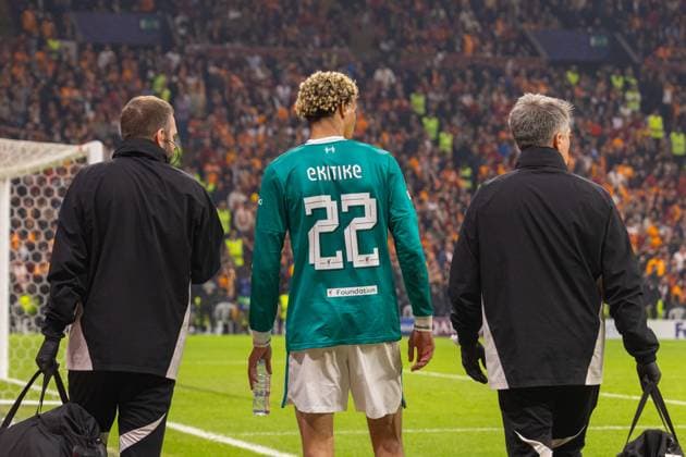 Football - UEFA Champions League - League Phase - Galatasaray A.Åž v Liverpool FC ISTANBUL, TURKEY - Tuesday, September 30, 2025: Liverpool s Hugo Ekitike walks off injured during the UEFA Champions League match between Galatasaray A.Åž. and Liverpool FC at the Ali Sami Yen Stadium. (Photo by David Rawcliffe Propaganda) ISTANBUL Ali Sami Yen Stadium MARMARA TURKEY  Copyright: xDavidxRawcliffex P2025-09-30-Galatasaray_Liverpool-95
