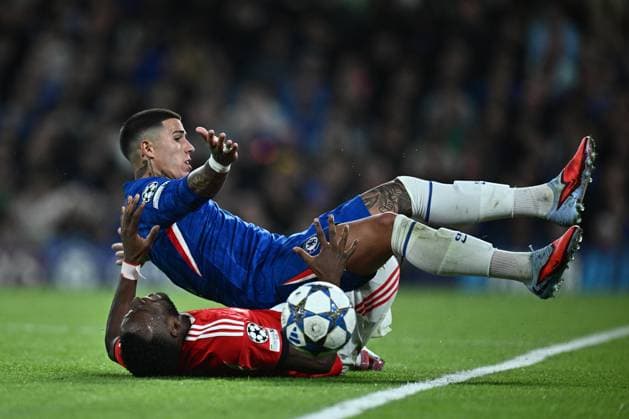 GB, London - 30 September 2025: Dodi Lukebakio of S.L. Benfica and Enzo Fernandez of Chelsea F.C. battle for a ball during the match between Chelsea FC and S.L. Benfica in UEFA Champions League 2025 26 League Phase MD2 at Stamford Bridge stadium in London, England. Photo Sebastian Frej Chelsea vs. S.L. Benfica - UEFA Champions League 2025 26 League Phase MD2 Copyright: xSebastianxFrejx