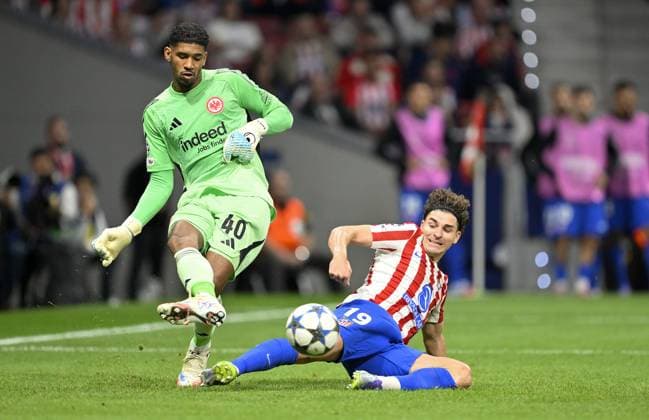 Atletico Madrid v Eintracht Frankfurt - UEFA Champions League MADRID, SPAIN - SEPTEMBER 30: Julian Alvarez of Atletico Madrid (19) in action against Kaua Santos (40) of Eintracht Frankfurt during the UEFA Champions League week 2 match between Atletico Madrid and Eintracht Frankfurt at Riyadh Air Metropolitano Stadium, in Madrid, Spain on September 30, 2025. Burak Akbulut Anadolu Madrid Spain. Editorial use only. Please get in touch for any other usage.  Copyright: x2025xAnadoluxBurakxAkbulutx