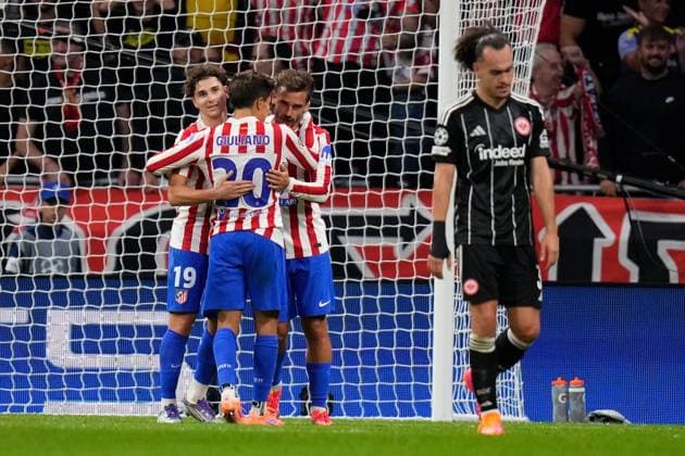 30 09 2025, xjhx, Football UEFA Champions League, Atletico Madrid Eintracht Frankfurt v l Arthur Theate Eintracht Frankfurt Disappointed, sad, frustrated in the background the cheers of Antoine Griezmann Atletico Madrid UEFA REGULATIONS PROHIBIT ANY USE OF PHOTOGRAPHS as IMAGE SEQUENCES and or QUASI VIDEO Madrid