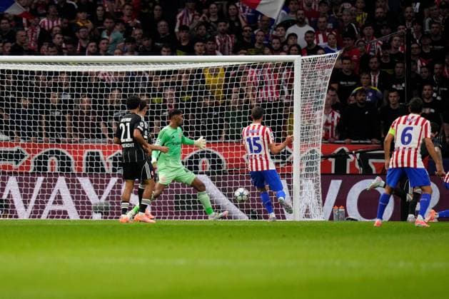 30 09 2025, xjhx, Fußball UEFA Champions League, Atletico Madrid Eintracht Frankfurt v l Guiliano Simeone Atletico Madrid Torschuetze, erzielt das Tor, Treffer, scores the goal 4 1 Kaua Santos Eintracht Frankfurt UEFA REGULATIONS PROHIBIT ANY USE OF PHOTOGRAPHS as IMAGE SEQUENCES and or QUASI VIDEO Madrid