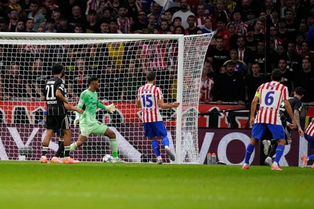 30 09 2025, xjhx, Fußball UEFA Champions League, Atletico Madrid Eintracht Frankfurt v l Guiliano Simeone Atletico Madrid Torschuetze, erzielt das Tor, Treffer, scores the goal 4 1 Kaua Santos Eintracht Frankfurt UEFA REGULATIONS PROHIBIT ANY USE OF PHOTOGRAPHS as IMAGE SEQUENCES and or QUASI VIDEO Madrid