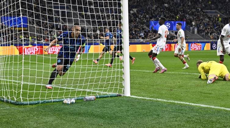 Foto IPP Paolo Bona Milano 30 09 2025 UEFA Champions League di Calcio stagione 2025 2026 partita Inter-Slavia Praga Nella foto Lautaro Martinez esulta dopo il gol del 3-0 Italy Photo Press Worldwide Copyright italy Italy ITALY  Copyright: xR4924_italyphotopressx