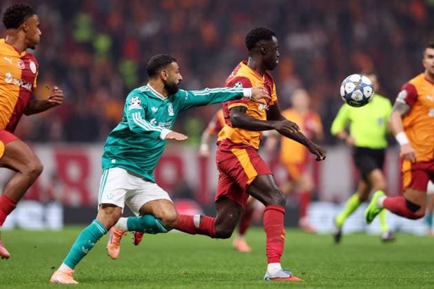 Mohamed Salah of Liverpool battles for possession with Davinson Sanchez of Galatasaray Galatasaray v Liverpool, UEFA Champions League, Group Stage, Football, RAMS Park, Istanbul, Turkey - 30 Sep 2025Istanbul RAMS Park Turkey EDITORIAL USE ONLY No use with unauthorised audio, video, data, fixture lists, club league logos or live services. Online in-match use limited to 120 images, no video emulation. No use in betting, games or single club league player publications.  Copyright: xRaddadxJebarah Shutterstockx 15504034cf