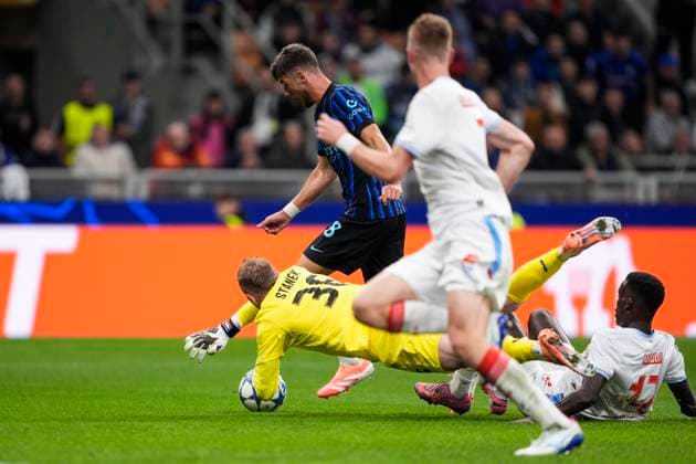 Inter MilanÕs Petar Sucic opportunity during the Uefa Champions League soccer match, between Inter and Salvia Prague at the San Siro Stadium in Milan, Italy - League phase Matchday 2 - September 30, 2025. - Soccer  Copyright: xFabioxFerrari LaPressex