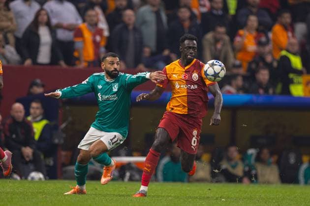 Football - UEFA Champions League - League Phase - Galatasaray A.Åž v Liverpool FC ISTANBUL, TURKEY - Tuesday, September 30, 2025: Liverpool s Mohamed Salah is challenged by Galatasaray s Davinson Sanchez during the UEFA Champions League match between Galatasaray A.Åž. and Liverpool FC at the Ali Sami Yen Stadium. (Photo by David Rawcliffe Propaganda) ISTANBUL Ali Sami Yen Stadium MARMARA TURKEY  Copyright: xDavidxRawcliffex P2025-09-30-Galatasaray_Liverpool-103