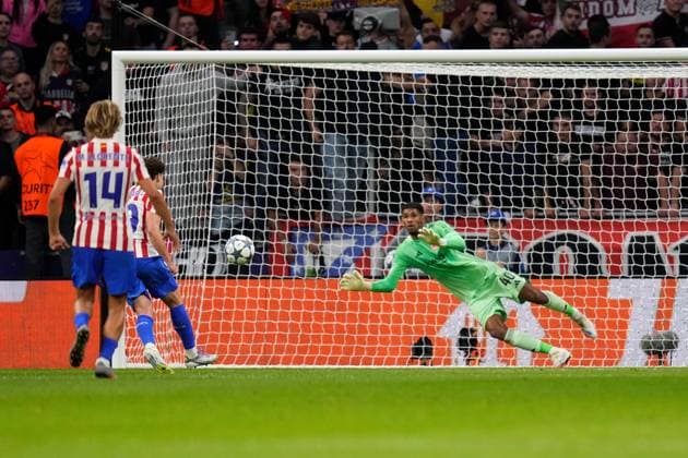 30 09 2025, xjhx, Football UEFA Champions League, Atletico Madrid Eintracht Frankfurt v l Julian Alvarez Atletico Madrid Torschuetze, erzielt das Tor, Treffer, scores the goal 5 1 Elfmeter Kaua Santos Eintracht Frankfurt UEFA REGULATIONS PROHIBIT ANY USE OF PHOTOGRAPHS as IMAGE SEQUENCES and or QUASI VIDEO Madrid