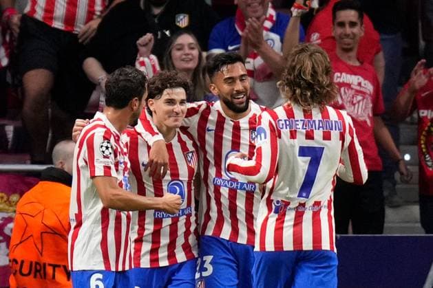 30 09 2025, xjhx, Football UEFA Champions League, Atletico Madrid Eintracht Frankfurt v l Goal celebration after the goal to celebrate the goal celebrate 5 1 by Julian Alvarez Atletico Madrid UEFA REGULATIONS PROHIBIT ANY USE OF PHOTOGRAPHS as IMAGE SEQUENCES and or QUASI VIDEO Madrid