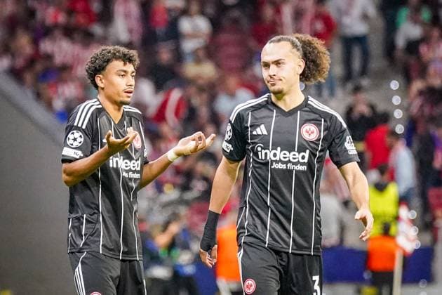 UEFA Champions League 2025 26, Matchday 2 Atletico Madrid vs Eintracht Frankfurt Riyadh Air Metropolitano Madrid, Spain Nathaniel Brown Eintracht Frankfurt, 21 and Arthur Theate Eintracht Frankfurt, 3 look helpless Copyright: xJOERANxSTEINSIEKx