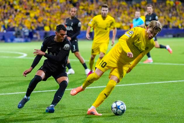 UEFA Champions League 2025 2026 Bodo Glimt Tottenham Bodo 20250930 Tottenhams Pedro Porro and Bodo Glimts Jens Petter Hauge during the Champions League match between Bodo Glimt and Tottenham at Aspmyra Stadium Photo Lise Aserud NTB Bodo Norway EDITORIAL USE ONLY RESTRICTED USE FOR BETTING COMPANIES  Copyright: xLisexAserudx xNTBx