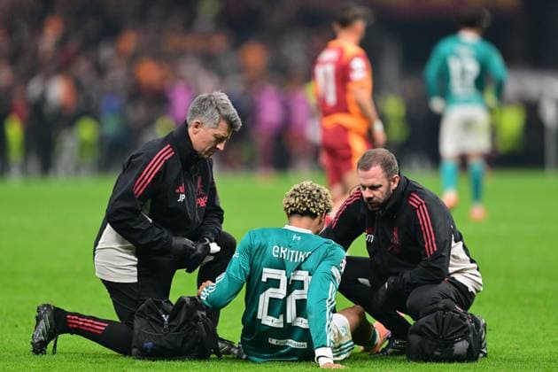 Galatasaray v Liverpool - UEFA Champions League ISTANBUL, TURKIYE - SEPTEMBER 30: Hugo Ekitike (22) of Liverpool receives medical treatment after getting injured during the UEFA Champions League week 2 match between Galatasaray and Liverpool at RAMS Park in Istanbul, Turkiye, on September 30, 2025. Serhat Cagdas Anadolu Istanbul Turkey. Editorial use only. Please get in touch for any other usage.  Copyright: x2025xAnadoluxSerhatxCagdasx