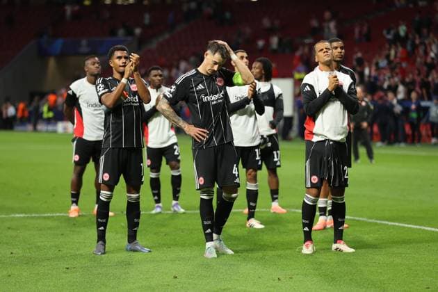 30 09 2025, Football UEFA Champions League, Atletico Madrid Eintracht Frankfurt, v l , Ansgar Knauff Eintracht Frankfurt , Robin Koch Eintracht Frankfurt , Timothy Chandler Eintracht Frankfurt enttaeuscht, enttaeuscht schauenend, dissapointed, traurig, frustiert, frust, gefrustet DFLB DFB REGULATIONS PROHIBIT ANY USE OF PHOTOGRAPHS AS IMAGE SEQUENCES AND OR QUASI VIDEO xdcx Copyright: HMBxMedia Claus