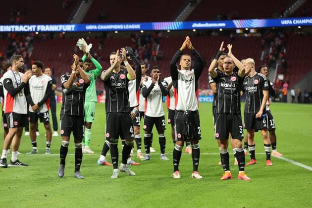 30 09 2025, Football UEFA Champions League, Atletico Madrid Eintracht Frankfurt, v l , Ansgar Knauff Eintracht Frankfurt , Robin Koch Eintracht Frankfurt , Timothy Chandler Eintracht Frankfurt , Arthur Theate Eintracht Frankfurt thanks the fans, thank, thanks, team after the match, after the match, thanks the fans, applauds the fans DFL DFB REGULATIONS PROHIBIT ANY USE OF PHOTOGRAPHS AS IMAGE SEQUENCES AND OR QUASI VIDEO xdcx Copyright: HMBxMedia Claus