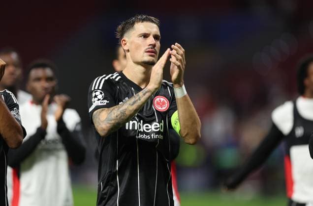 30 09 2025, Football UEFA Champions League, Atletico Madrid Eintracht Frankfurt, v l , Robin Koch Eintracht Frankfurt thanks the fans, thank, thanks, team after the match, after the match, thanks the fans, applauds the fans DFL DFB REGULATIONS PROHIBIT ANY USE OF PHOTOGRAPHS AS IMAGE SEQUENCES AND OR QUASI VIDEO xdcx Copyright: HMBxMedia Claus