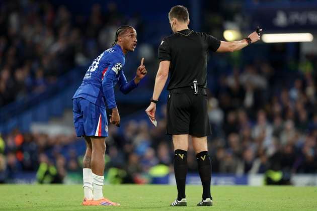 Chelsea FC v SL Benfica - UEFA Champions League 2025 26 League Phase MD2 Joao Pedro of Chelsea is sent off by Referee Daniel Siebert during the UEFA Champions League 2025 26 League Phase MD2 match between Chelsea FC and SL Benfica at Stamford Bridge on September 30, 2025 in London, England. London Stamford Bridge England United Kingdom Copyright: xNigelxFrench Sportsphoto APLx 14136638