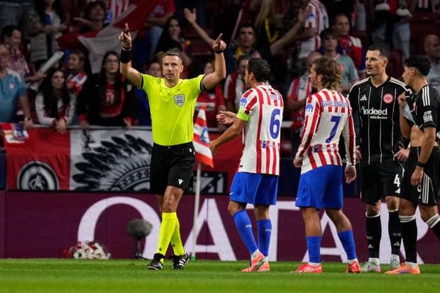 30 09 2025, xjhx, Football UEFA Champions League, Atletico Madrid Eintracht Frankfurt v l Referee Referee Slavko Vincic decides on penalty UEFA REGULATIONS PROHIBIT ANY USE OF PHOTOGRAPHS as IMAGE SEQUENCES and or QUASI VIDEO Madrid