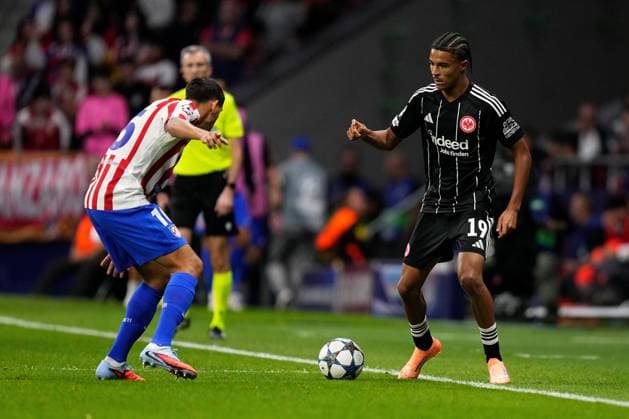 30 09 2025, xjhx, Football UEFA Champions League, Atletico Madrid Eintracht Frankfurt v l Clement Lenglet Atletico Madrid Jean Matteo Bahoya Eintracht Frankfurt Zweikampf, Aktion, action, battle for the ball UEFA REGULATIONS PROHIBIT ANY USE OF PHOTOGRAPHS as IMAGE SEQUENCES and or QUASI VIDEO Madrid