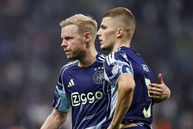 MARSEILLE - (l-r) Davy Klaassen of Ajax, Anton Gaaei of Ajax after the UEFA Champions League match between Olympique Marseille and Ajax at the Stade Velodrome on September 30, 2025, in Marseille, France. ANP MAURICE VAN STEEN xVIxANPxSportx xxANPxIVx 537979410 originalFilename: 537979410.jpg