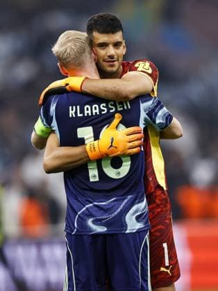 MARSEILLE - (L-R) Davy Klaassen of Ajax, Olympique Marseille goalkeeper Geronimo Rulli after the UEFA Champions League match between Olympique Marseille and Ajax at the Stade Velodrome on September 30, 2025, in Marseille, France. ANP MAURICE VAN STEEN xVIxANPxSportx xxANPxIVx 537979614 originalFilename: 537979614.jpg