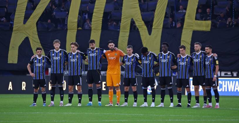 30 09 2025, Football, Men, 3 League, Season 2025 2026, 1 FC Saarbrücken MSV Duisburg, The team of 1 FC Saarbrücken stands during a minutes silence for the deceased FCS legend Roland Stegmayer on the pitch Saarbrücken Ludwigsparkstadion Saarland Germany EN Copyright: xFabianxKleerx