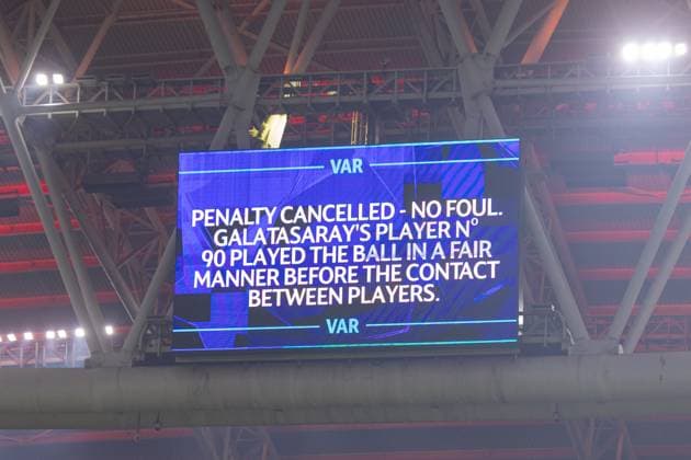 Football - UEFA Champions League - League Phase - Galatasaray A.Åž v Liverpool FC ISTANBUL, TURKEY - Tuesday, September 30, 2025: A screen showing the VAR decision to overturn Liverpool s penalty during the UEFA Champions League match between Galatasaray A.Åž. and Liverpool FC at the Ali Sami Yen Stadium. (Photo by David Rawcliffe Propaganda) ISTANBUL Ali Sami Yen Stadium MARMARA TURKEY  Copyright: xDavidxRawcliffex P2025-09-30-Galatasaray_Liverpool-117