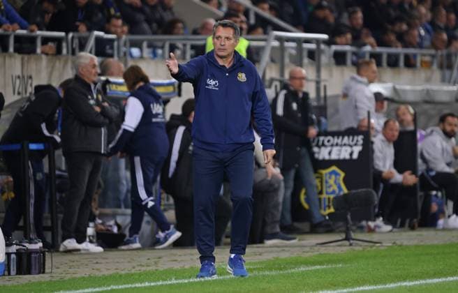 30 09 2025, Football, Men, 3 League, Season 2025 2026, 1 FC Saarbrücken MSV Duisburg, Coach Alois Schwartz 1 FC Saarbruecken gesticulates, gives instructions Saarbrücken Ludwigsparkstadion Saarland Germany EN Copyright: xFabianxKleerx