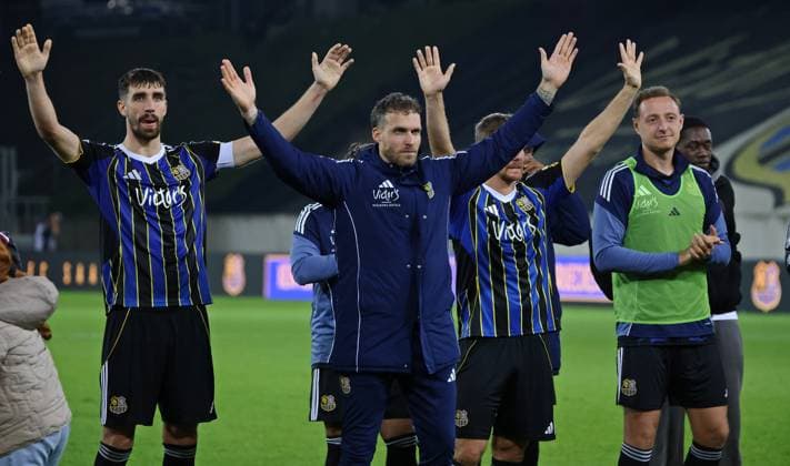 30 09 2025, Football, Men, 3 League, Season 2025 2026, 1 FC Saarbrücken MSV Duisburg, The team of 1 FC Saarbrücken stands in front of the fan curve after the match, Sven Sonnenberg 1 FC Saarbruecken , Patrick Schmidt 1 FC Saarbruecken , Robin Bormuth 1 FC Saarbruecken Saarbrücken Ludwigsparkstadion Saarland Germany EN Copyright: xFabianxKleerx