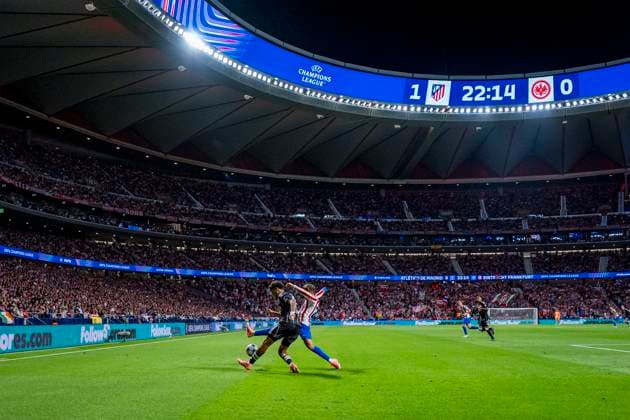 Atletico de Madrid v Eintracht Frankfurt - UEFA Champions League 2025 26 League Phase MD2 Nathaniel Brown of Eintracht Frankfurt (L) is in action against Giuliano Simeone of Atletico de Madrid (R) during the UEFA Champions League 2025 26 League Phase MD2 match between Atletico de Madrid and Eintracht Frankfurt at Estadio Riyadh Air Metropolitano on September 30, 2025 in Madrid, Spain. Madrid Estadio Riyadh Air Metropolitano Madrid Spain Copyright: xAlbertoxGardinx AGardin_20250930_Foot_Cha_AtlMad_EinFra_2032